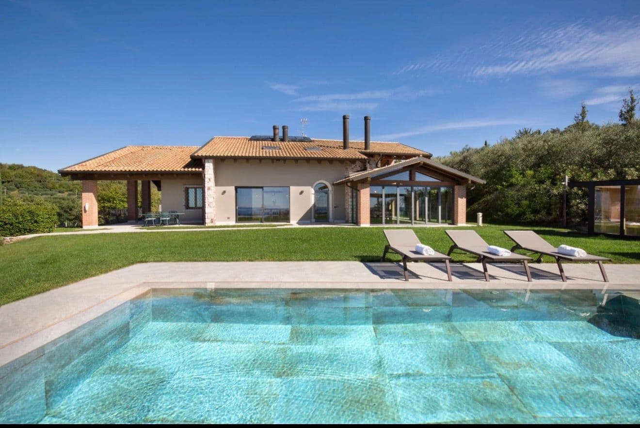 Contemporary Lakeview villa | lake Garda